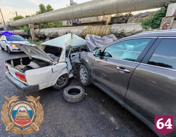 В Саратове водитель «Жигулей» пострадал в ДТП с кроссовером