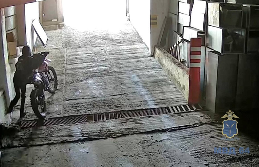 Кража мотоцикла из подземного паркинга в Саратове попала на видео